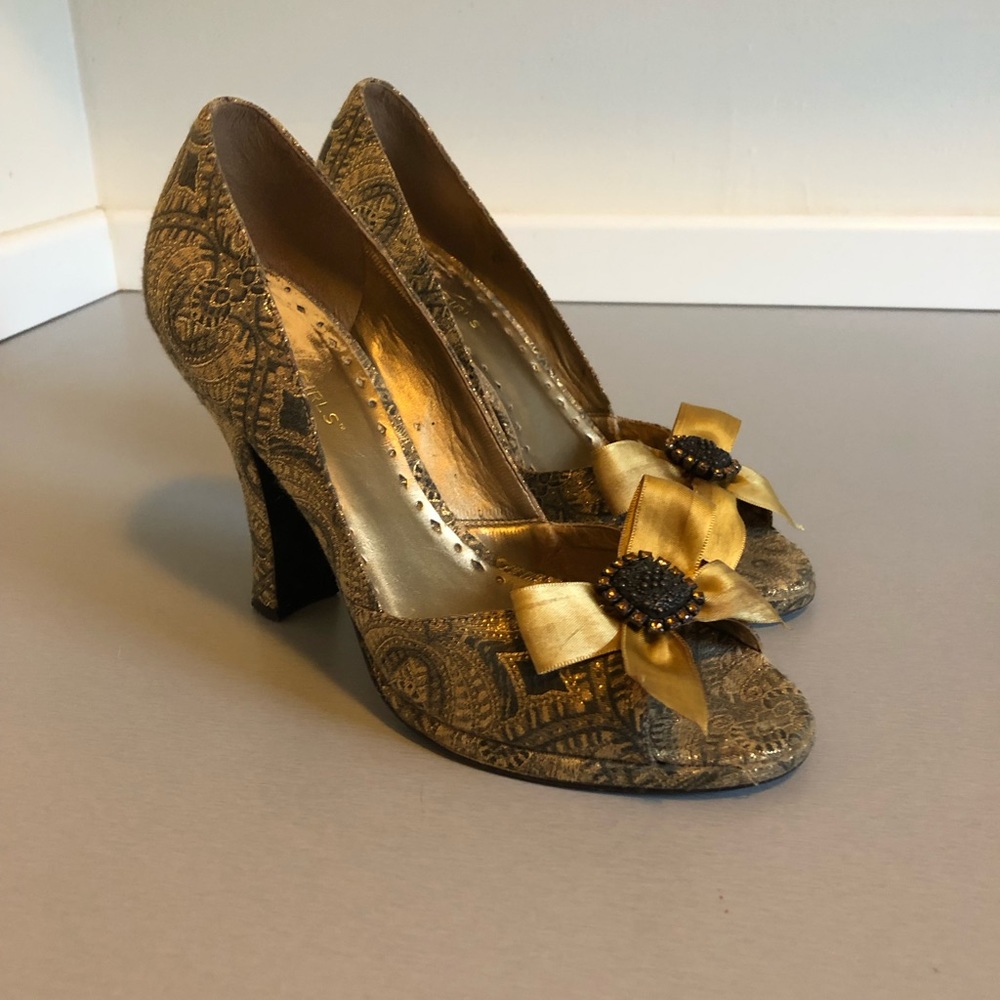 BGBGIRLS tapestry gold peep toe heels size 8